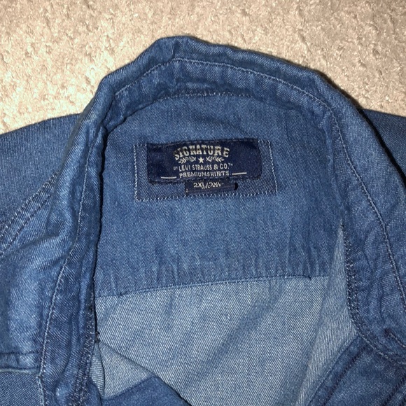 Levi Signature Button up - Picture 2 of 3